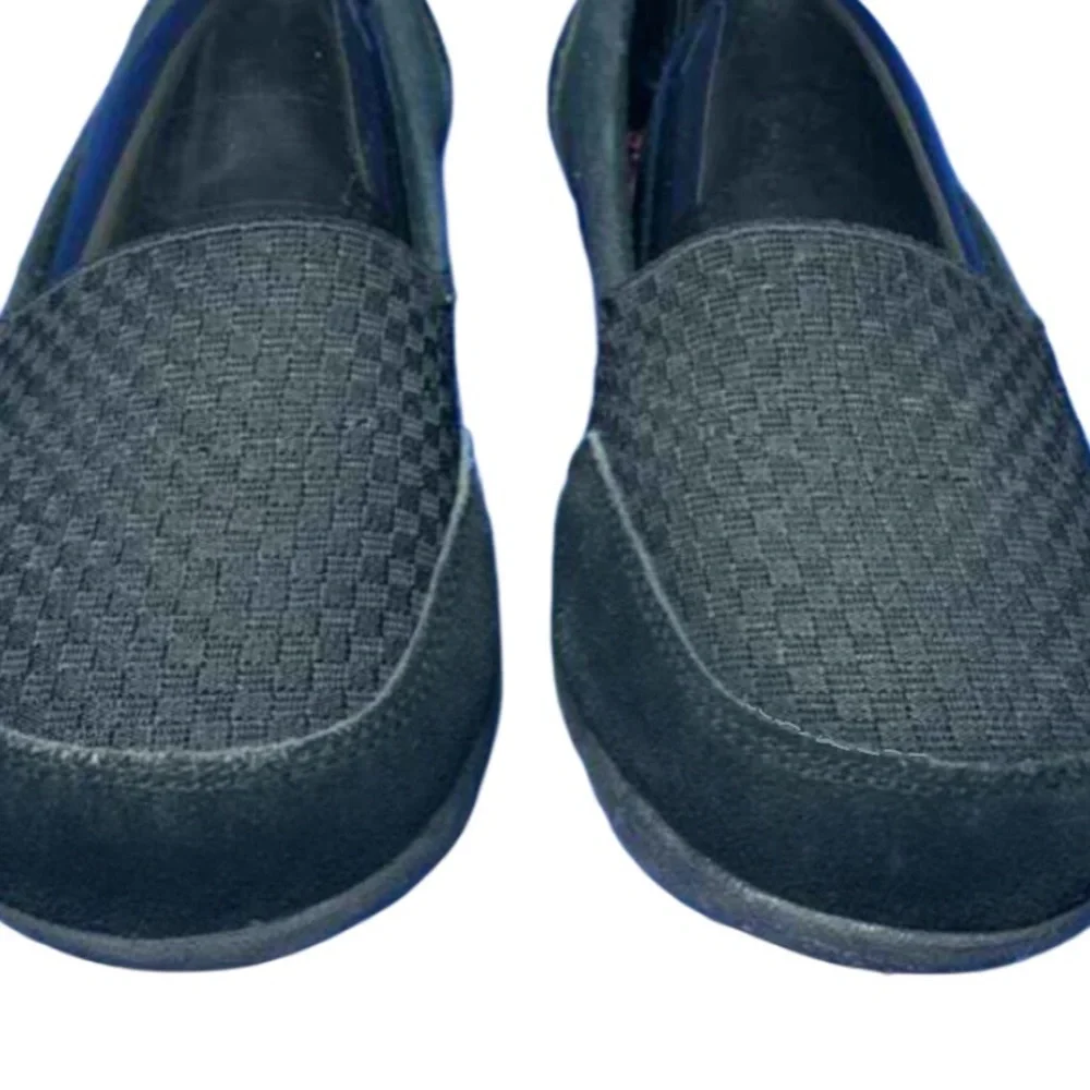 Skechers Women's Navy Relaxed Fit Slip-On Loafers Size 7.5